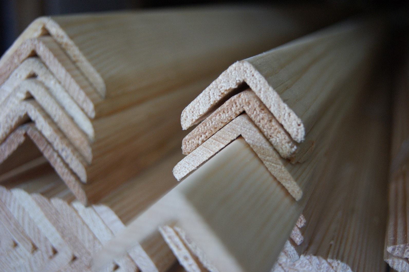 деревянные уголки назначение и преимущества деревянных уголков