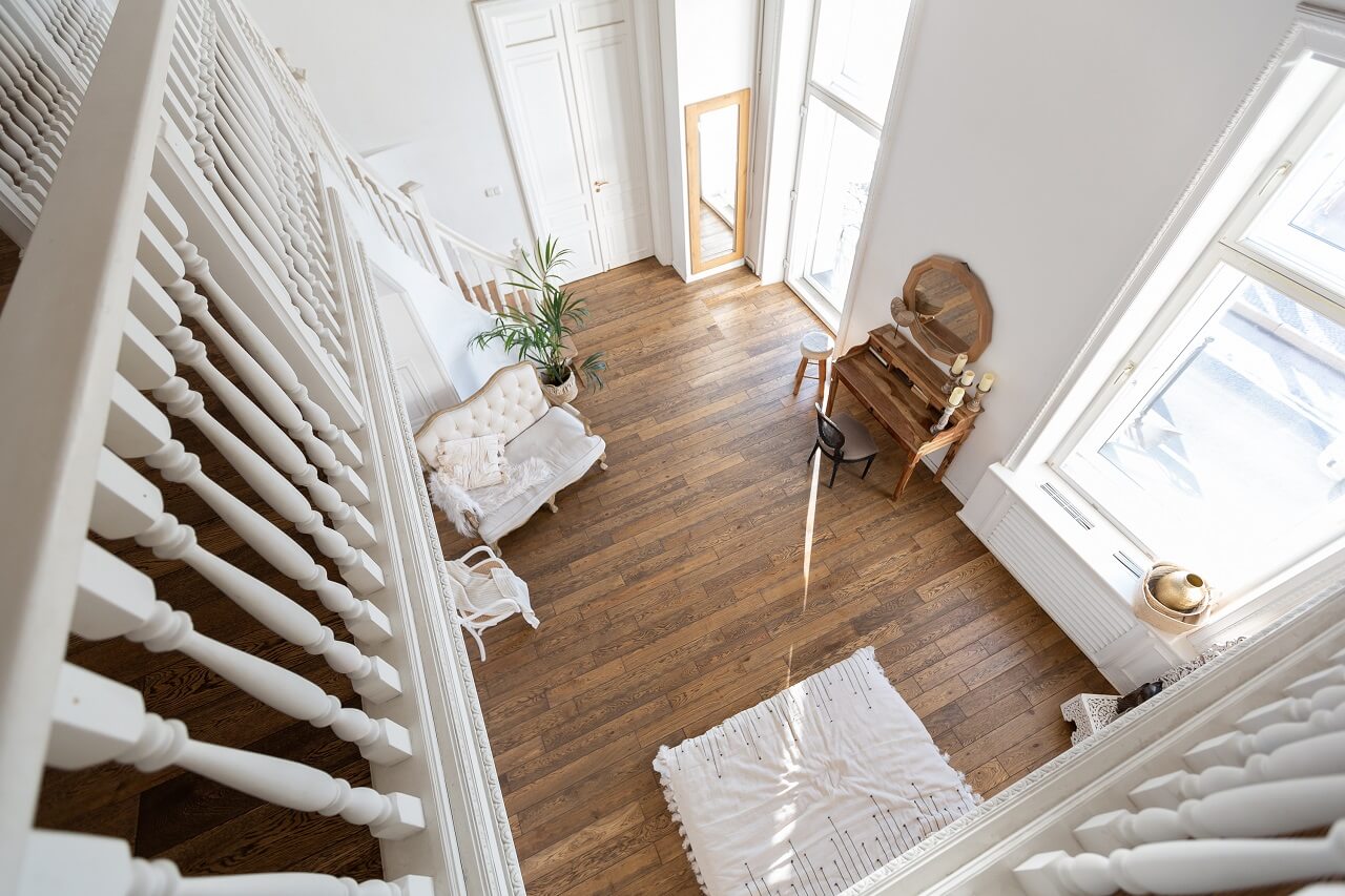 Скрипит деревянный пол