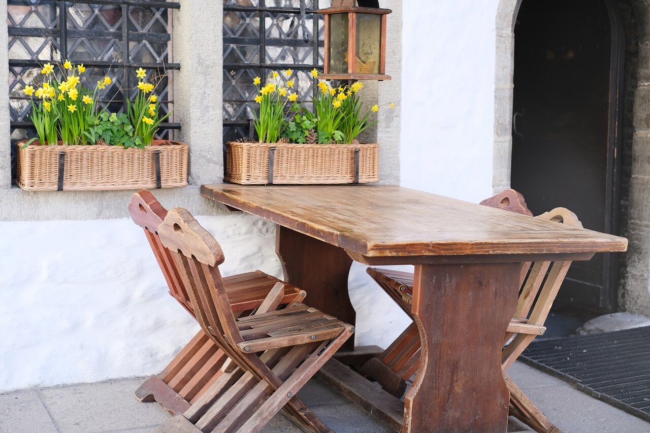 Особенности использования мебельного щита на улице